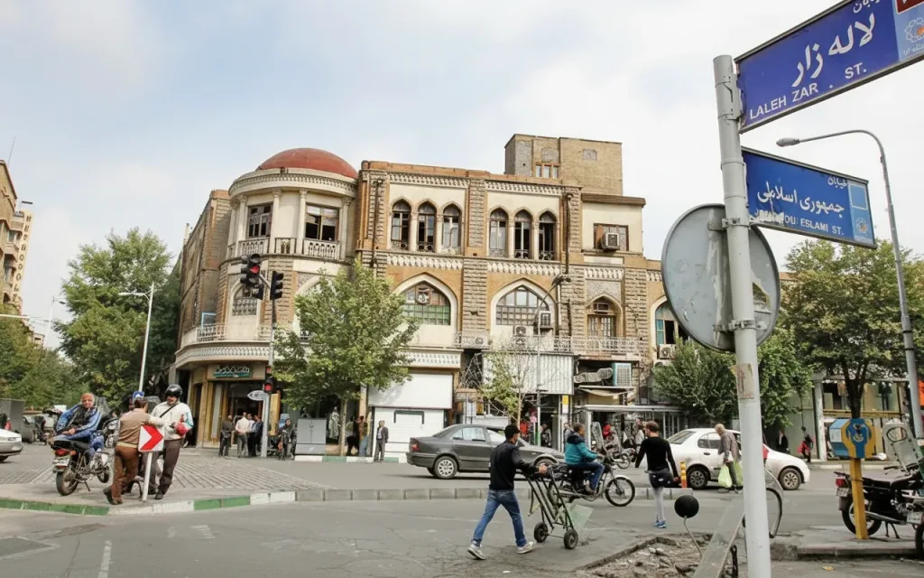 نمای بازار لاله‌زار تهران، قدیمی‌ترین مرکز خرید لوستر کلاسیک و کریستالی در پایتخت؛ محل عرضه لوسترهای سنتی، آویز دیواری و روشنایی لوکس از فروشگاه‌های معتبر استار سنتر