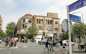 نمای بازار لاله‌زار تهران، قدیمی‌ترین مرکز خرید لوستر کلاسیک و کریستالی در پایتخت؛ محل عرضه لوسترهای سنتی، آویز دیواری و روشنایی لوکس از فروشگاه‌های معتبر استار سنتر