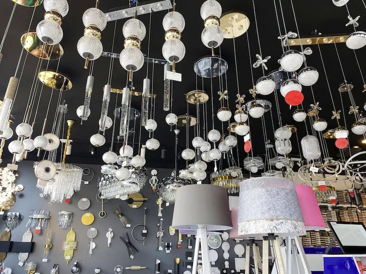 نمای داخلی فروشگاه لوستر سنتی در بازار تهران با آویزهای دیواری و لوسترهای کریستالی کلاسیک